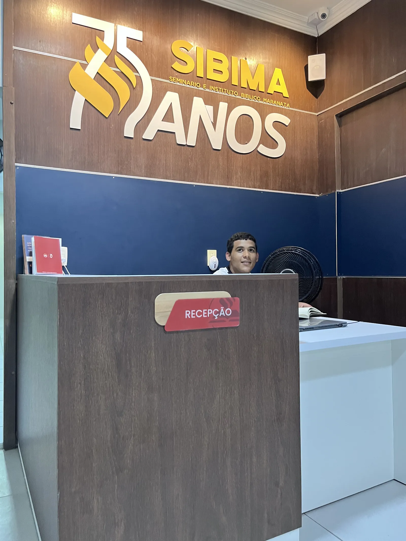 Recepção do SIBIMA com o letreiro do seminário na parede