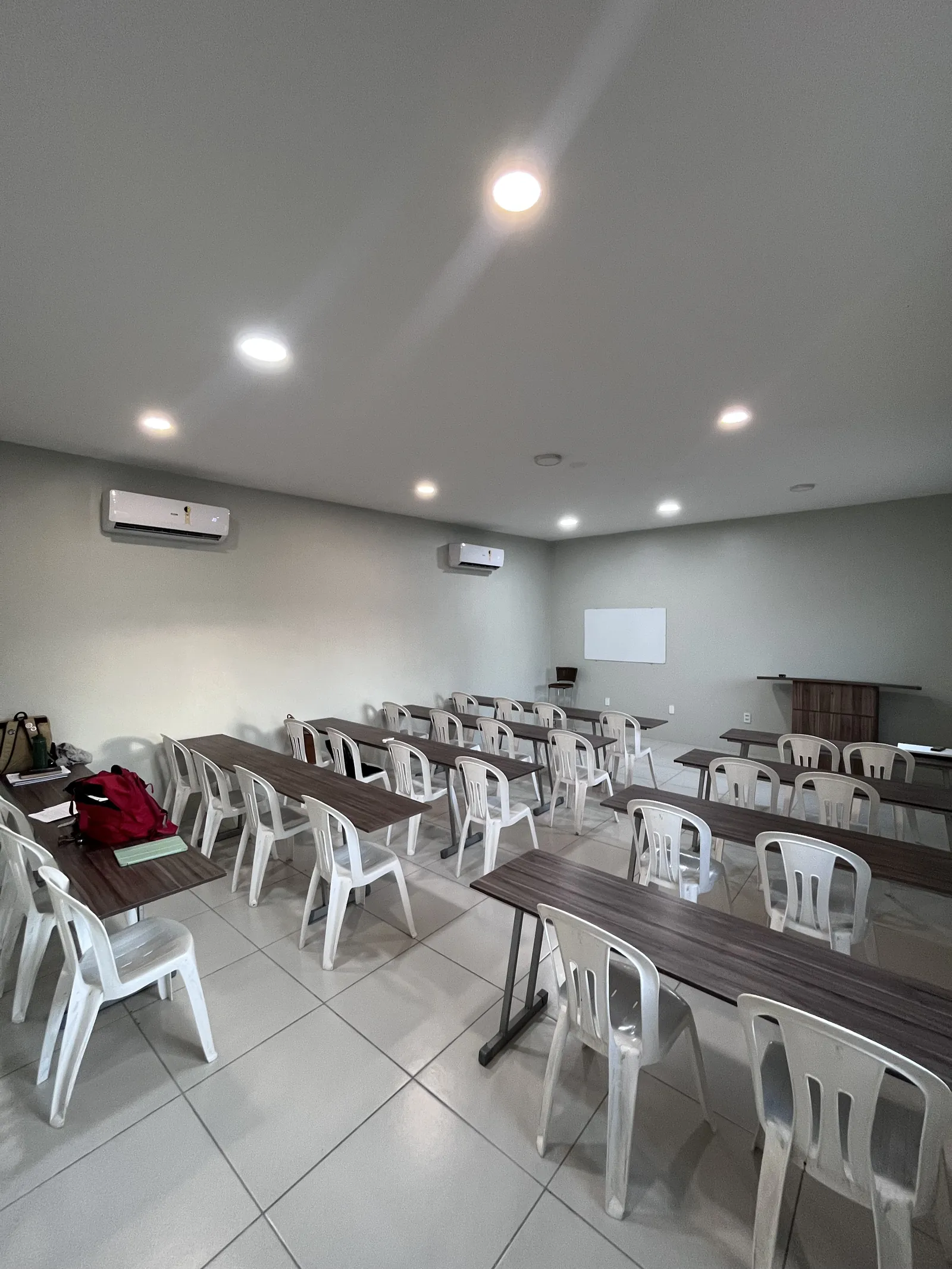 Sala de aula climatizada do SIBIMA com quadro branco e ar-condicionado