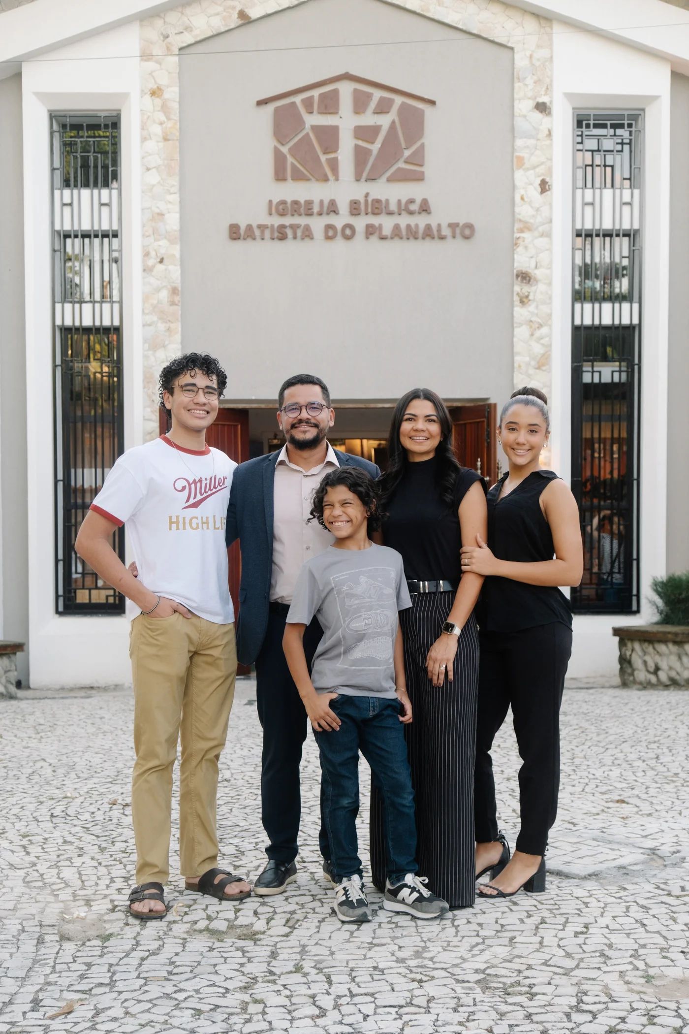 Pr. Tiago Albuquerque com a esposa Lilika e os filhos Iago, Ester e Joshua, em frente à Igreja Bíblica do Planalto